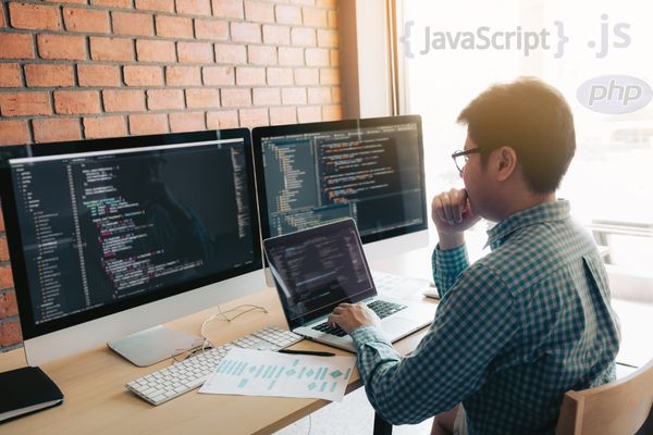 Illustration der Webentwicklung mit PHP, JavaScript und Bootstrap